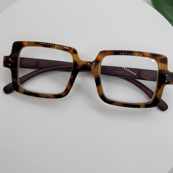 The "Studio" Square Reader - Picture 4 of 5